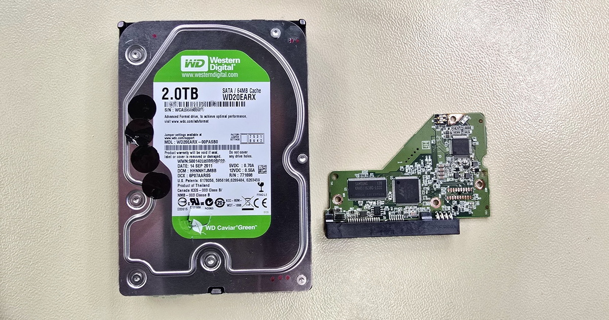 Disk WD My Book 2TB po neodborném otevření. Jak jsme pomocí chirurgického přístupu zachránili přes 22 000 souborů, kde rutinní výměna hlav nepřicházela v úvahu.
