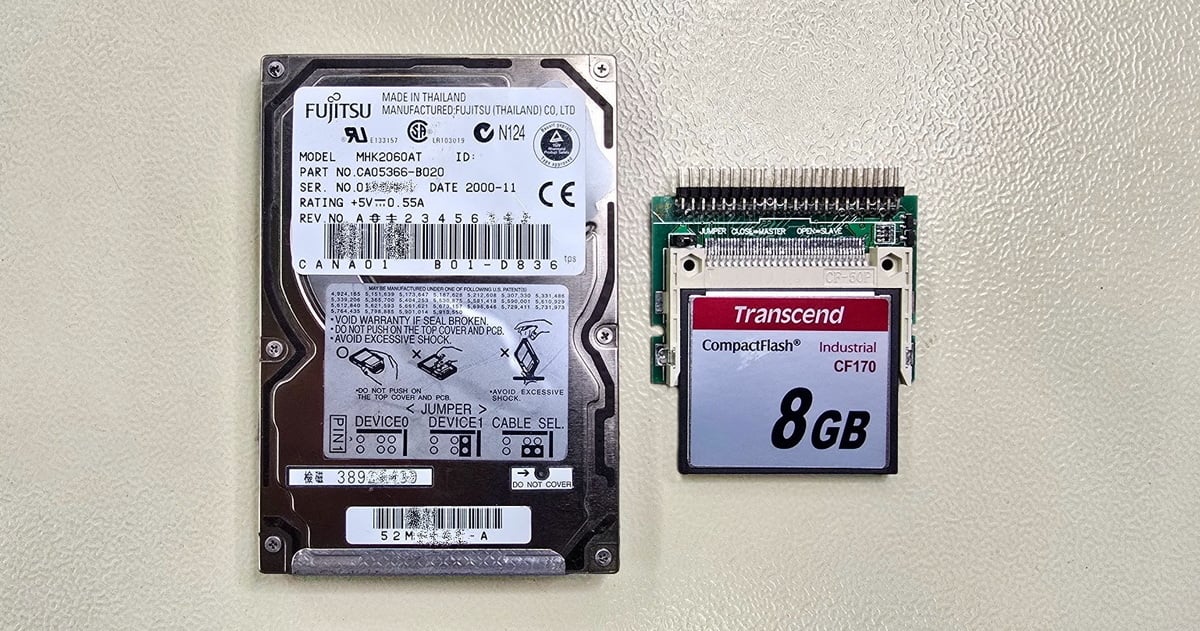 Pevný disk Fujitsu MHK2060AT a průmyslová CompactFlash karta Transcend CF170 Industrial 8 GB v redukci na IDE