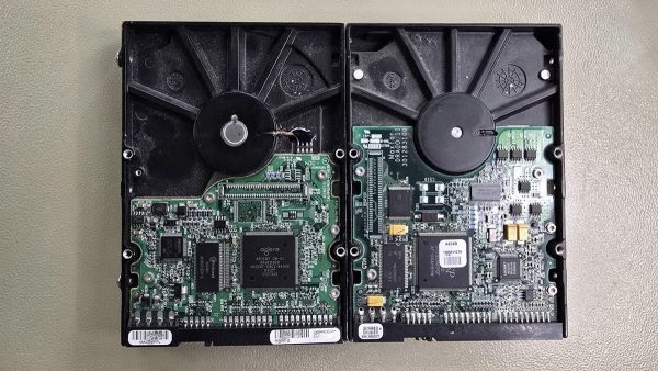 Circuit boards (PCBs) of both Maxtor drives – four years of evolution in a single frame.